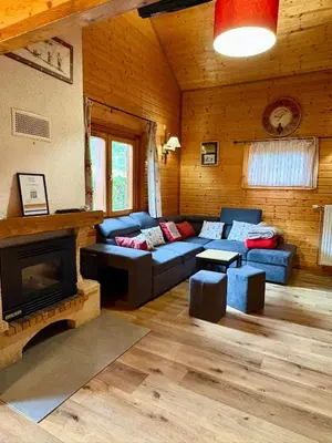 Coin salon dans l'établissement Chalet Les Brimbelles avec Jacuzzi