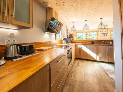 Cuisine ou kitchenette dans l'établissement Chalet familial confortable avec spa, proche Gérardmer et station de ski, idéal été et hiver. - FR-1-589-469