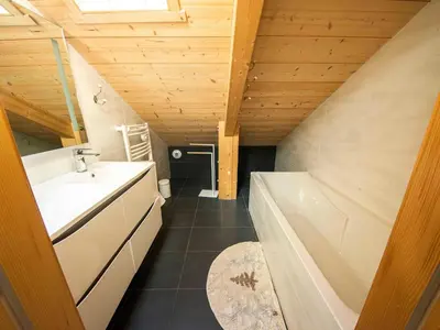 Salle de bains dans l'établissement Chalet familial confortable avec spa, proche Gérardmer et station de ski, idéal été et hiver. - FR-1-589-469