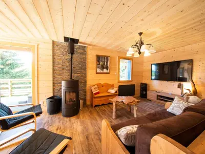 Coin salon dans l'établissement Chalet familial confortable avec spa, proche Gérardmer et station de ski, idéal été et hiver. - FR-1-589-469