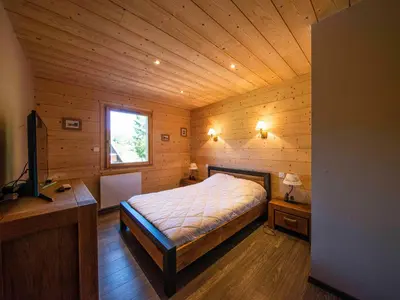Un ou plusieurs lits dans un hébergement de l'établissement Chalet familial confortable avec spa, proche Gérardmer et station de ski, idéal été et hiver. - FR-1-589-469