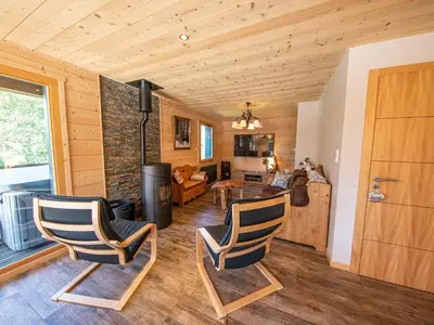 Coin salon dans l'établissement Chalet familial confortable avec spa, proche Gérardmer et station de ski, idéal été et hiver. - FR-1-589-469