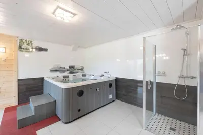 Salle de bains dans l'établissement Chalet d’exception avec sauna, jacuzzi, ping-pong