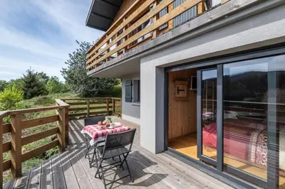 Balcon ou terrasse dans l'établissement Remarquable chalet de montagne au calme et vue sur tremplin