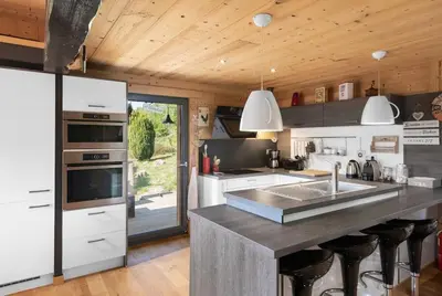 Cuisine ou kitchenette dans l'établissement Remarquable chalet de montagne au calme et vue sur tremplin
