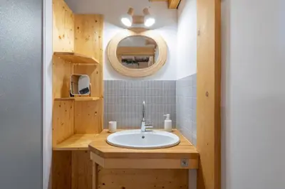 Salle de bains dans l'établissement L’Ecrin Blanc – Cocon familial avec jacuzzi et salle de jeux