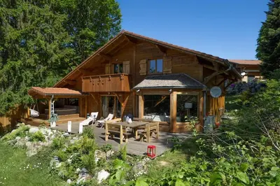 Jardin de l'établissement L’Ecrin Blanc – Cocon familial avec jacuzzi et salle de jeux