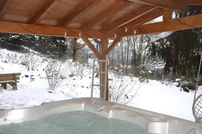 L'établissement L’Ecrin Blanc – Cocon familial avec jacuzzi et salle de jeux en hiver