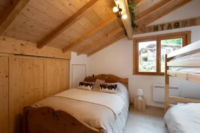 Un ou plusieurs lits dans un hébergement de l'établissement L’Ecrin Blanc – Cocon familial avec jacuzzi et salle de jeux