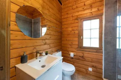 Salle de bains dans l'établissement Agréable chalet cocooning en lisière de forêt