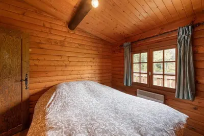 Un ou plusieurs lits dans un hébergement de l'établissement Agréable chalet cocooning en lisière de forêt