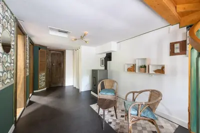 Coin salon dans l'établissement Agréable chalet cocooning en lisière de forêt