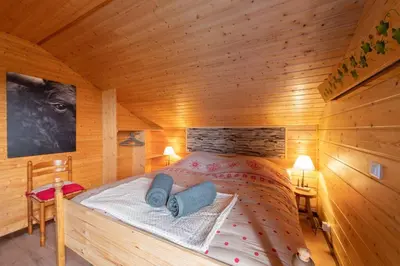 Un ou plusieurs lits dans un hébergement de l'établissement Chalet avec sauna, magnifique vue et à 400m des pistes