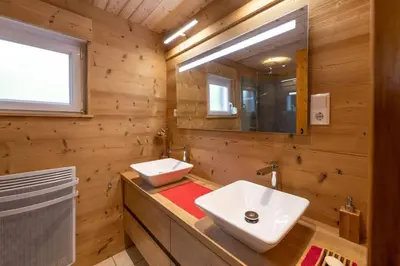 Salle de bains dans l'établissement Chalet avec sauna, magnifique vue et à 400m des pistes