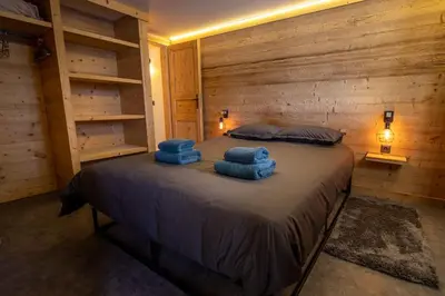 Un ou plusieurs lits dans un hébergement de l'établissement Pétillant Chalet aux 3 étangs avec SPA, Sauna et Véranda
