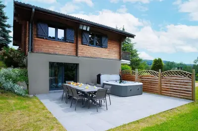 Jardin de l'établissement Pétillant Chalet aux 3 étangs avec SPA, Sauna et Véranda