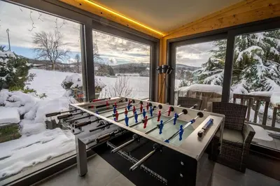 L'établissement Pétillant Chalet aux 3 étangs avec SPA, Sauna et Véranda en hiver