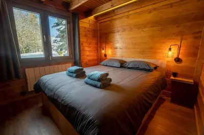 Un ou plusieurs lits dans un hébergement de l'établissement Pétillant Chalet aux 3 étangs avec SPA, Sauna et Véranda