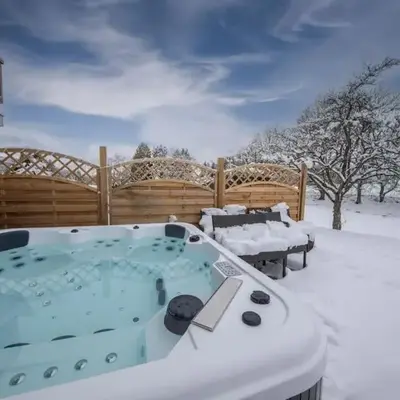 Pétillant Chalet aux 3 étangs avec SPA