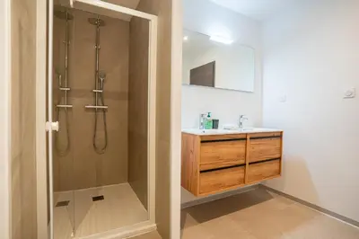 Salle de bains dans l'établissement Le Perchoir du Grand Valtin - Gîte 9 personnes - Altitude 830