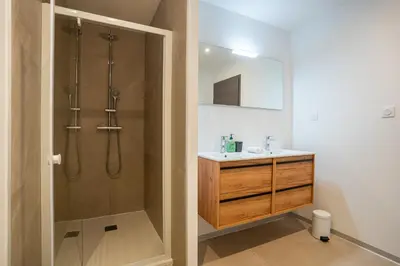 Salle de bains dans l'établissement Le Perchoir du Grand Valtin - Gîte 9 personnes - Altitude 830