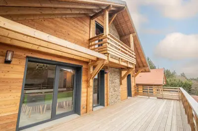 Balcon ou terrasse dans l'établissement L'orée des bois, SPA et Sauna