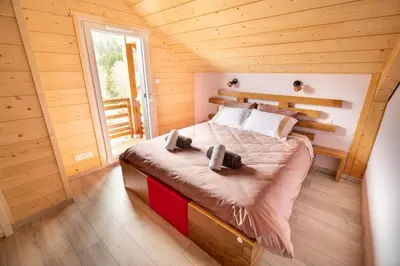Un ou plusieurs lits dans un hébergement de l'établissement L'orée des bois, SPA et Sauna