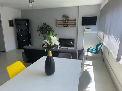 Cuisine ou kitchenette dans l'établissement Jolie appartement