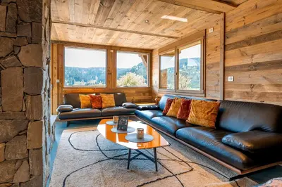 Coin salon dans l'établissement Chalet Aconit, terrasse panoramique avec jacuzzi et sauna