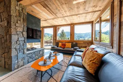 Coin salon dans l'établissement Chalet Aconit, terrasse panoramique avec jacuzzi et sauna