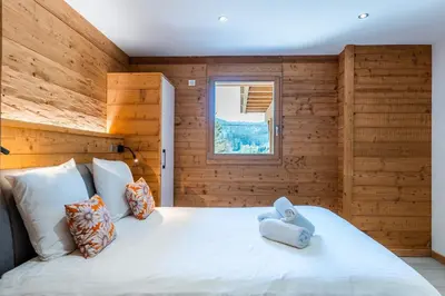 Un ou plusieurs lits dans un hébergement de l'établissement Chalet Aconit, terrasse panoramique avec jacuzzi et sauna