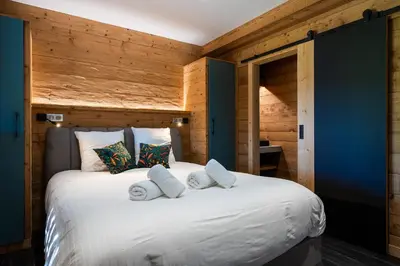 Un ou plusieurs lits dans un hébergement de l'établissement Chalet Aconit, terrasse panoramique avec jacuzzi et sauna