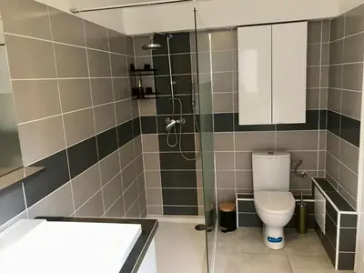 Salle de bains dans l'établissement Gîte plain-Pied avec jardin du Centre Alsace