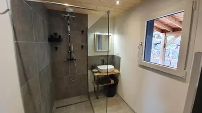 Salle de bains dans l'établissement CHALET LES PRIMEVÈRES 4 Étoiles