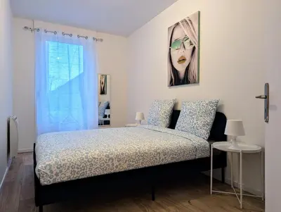 Un ou plusieurs lits dans un hébergement de l'établissement Le Vauban - appartement 2 chambres, salon, cuisine équipée, parking et wifi gratuit