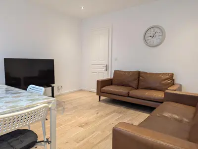 Télévision ou salle de divertissement dans l'établissement Le Vauban - appartement 2 chambres, salon, cuisine équipée, parking et wifi gratuit