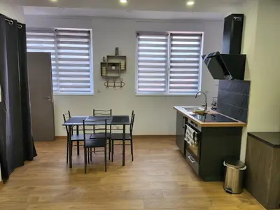 Télévision ou salle de divertissement dans l'établissement Joli Studio cosy